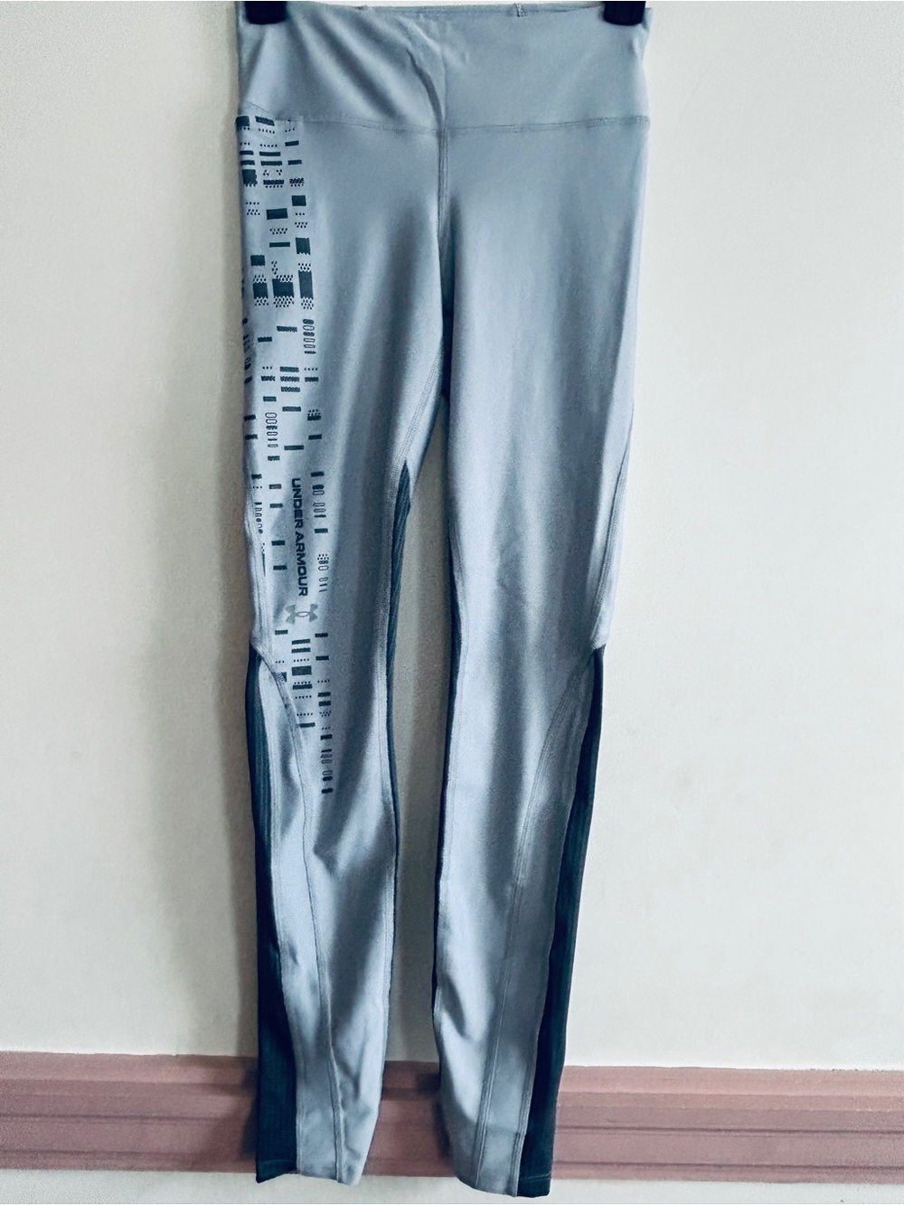 NWOT Under Armour Womens’ Light Gray Compression HeatGear Leggings